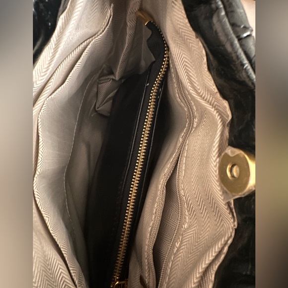 Quilted Black Shoulder Bag Gold Chain Strap Commense - Picture 5 of 6